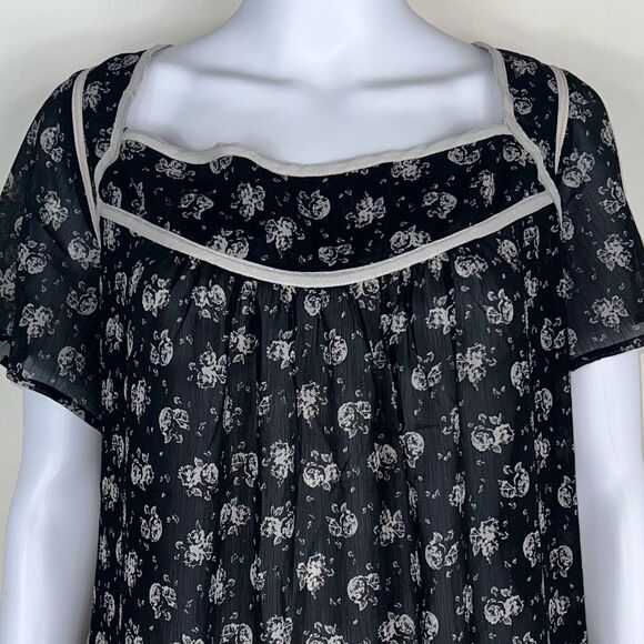 Torrid Square Neck Tulip Sleeve Black and White Ditzy Floral Print - Picture 2 of 13